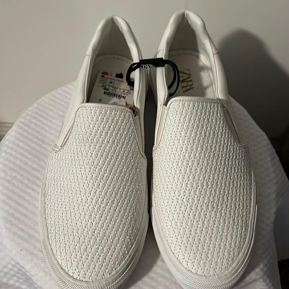 Zara men leather shoes, color white, size 7men.